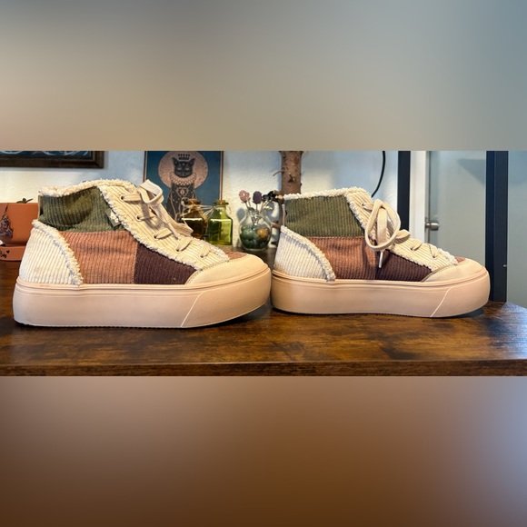 Rocket Dog “Flairio” Platform Corduroy Sneakers - Picture 4 of 9